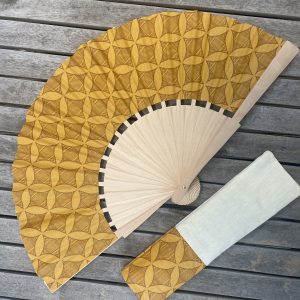 Éventail pliant en bois et tissu – Fabrication artisanale