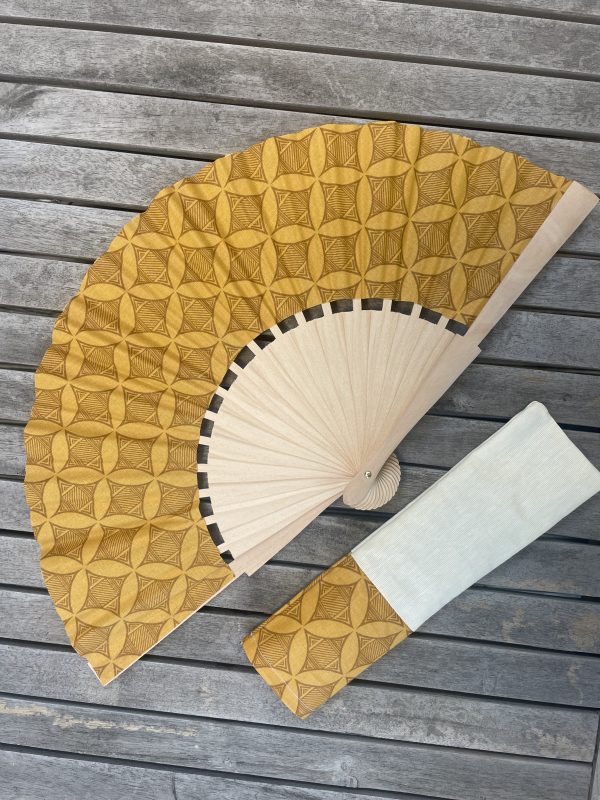 Éventail pliant en bois et tissu – Fabrication artisanale