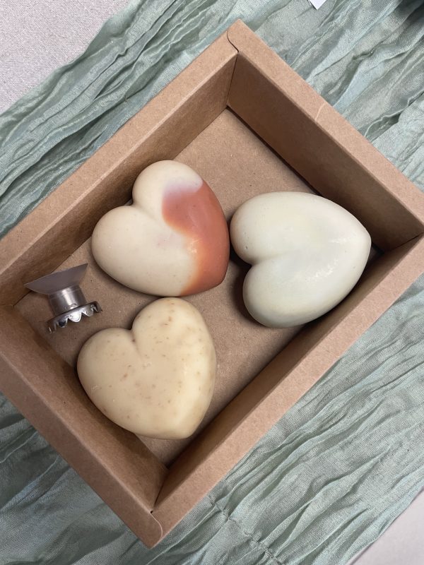 IMG_7675 Coffret 3 cœurs de savon + un porte savon aimanté